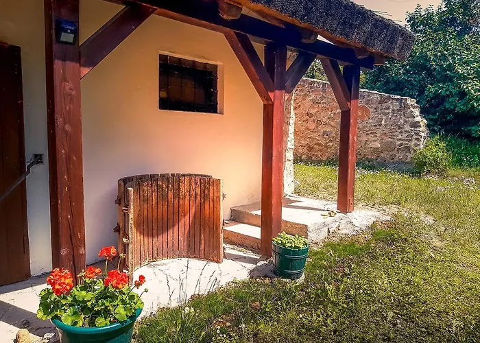 Wild Boar - Romantic Getaway Holiday home *